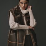 Gilet taupe pour femme en 100% mouton, coupe fluide et élégante.