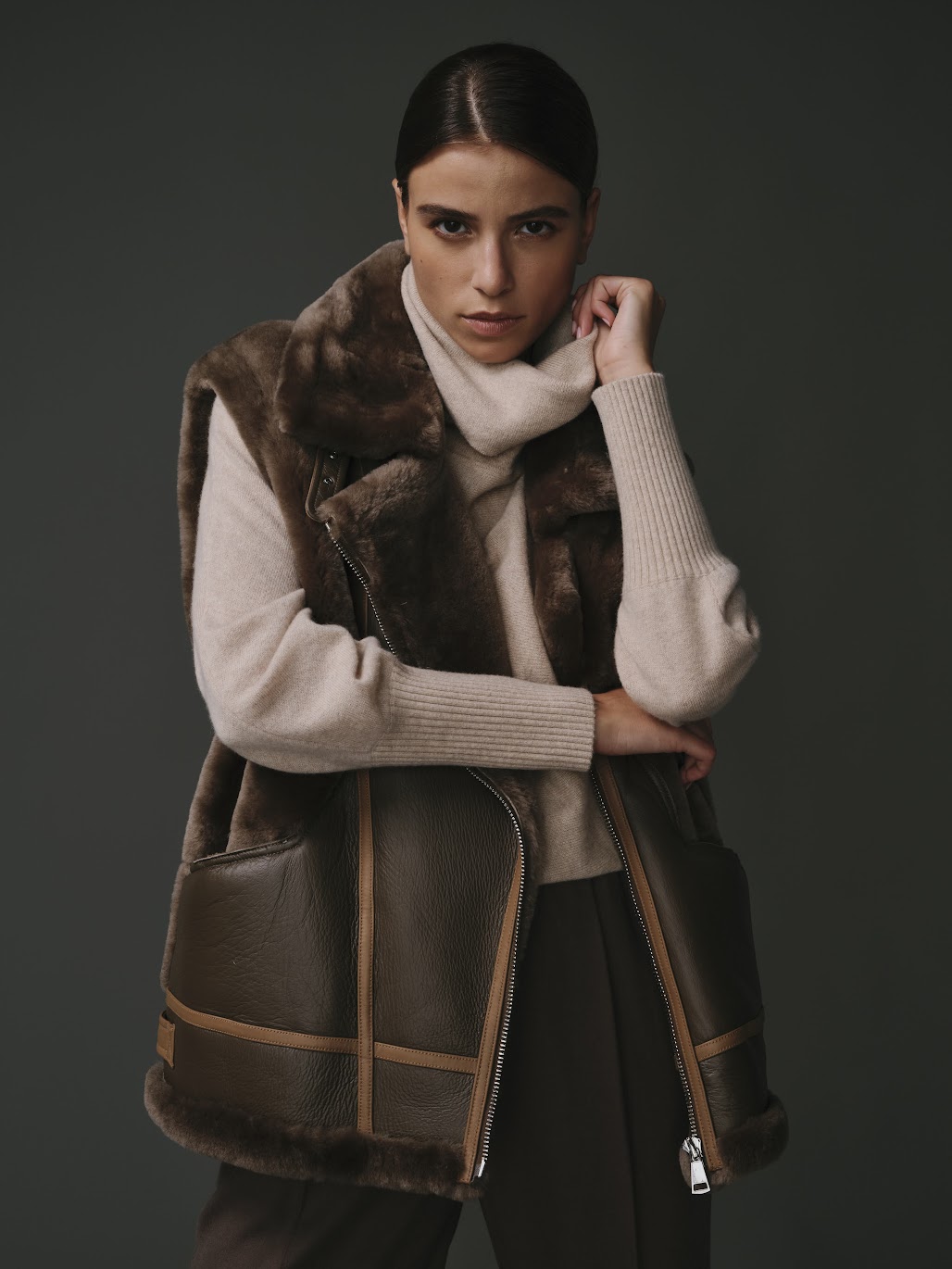 Gilet taupe pour femme en 100% mouton, coupe fluide et élégante.
