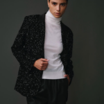Pantalon noir pour femme en 100% cuir d'agneau, coupe élégante et finition haut de gamme.