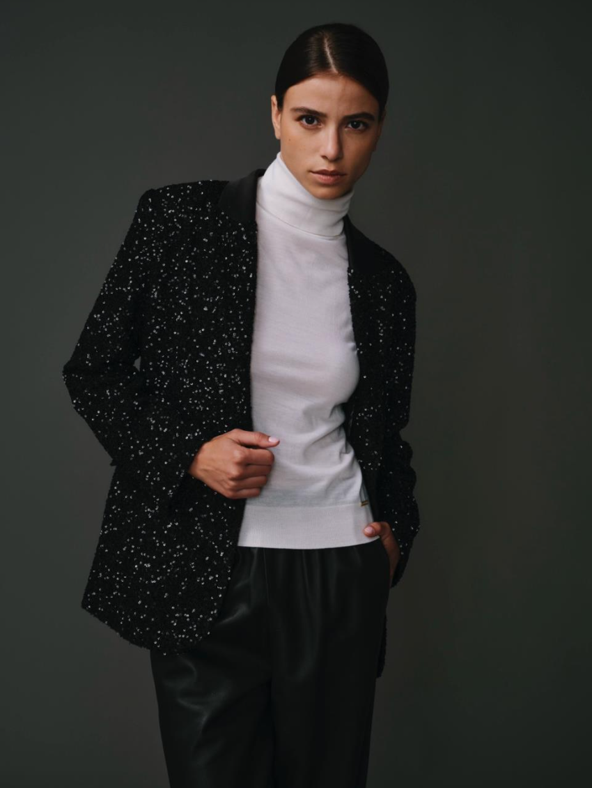 Pantalon noir pour femme en 100% cuir d'agneau, coupe élégante et finition haut de gamme.