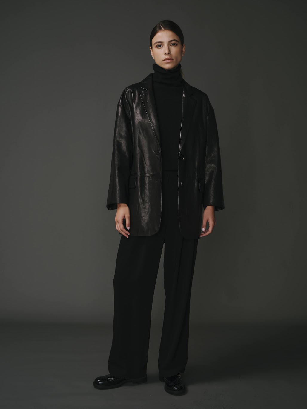 Veste en 100% cuir d'agneau, élégante et résistante, pour un look raffiné.