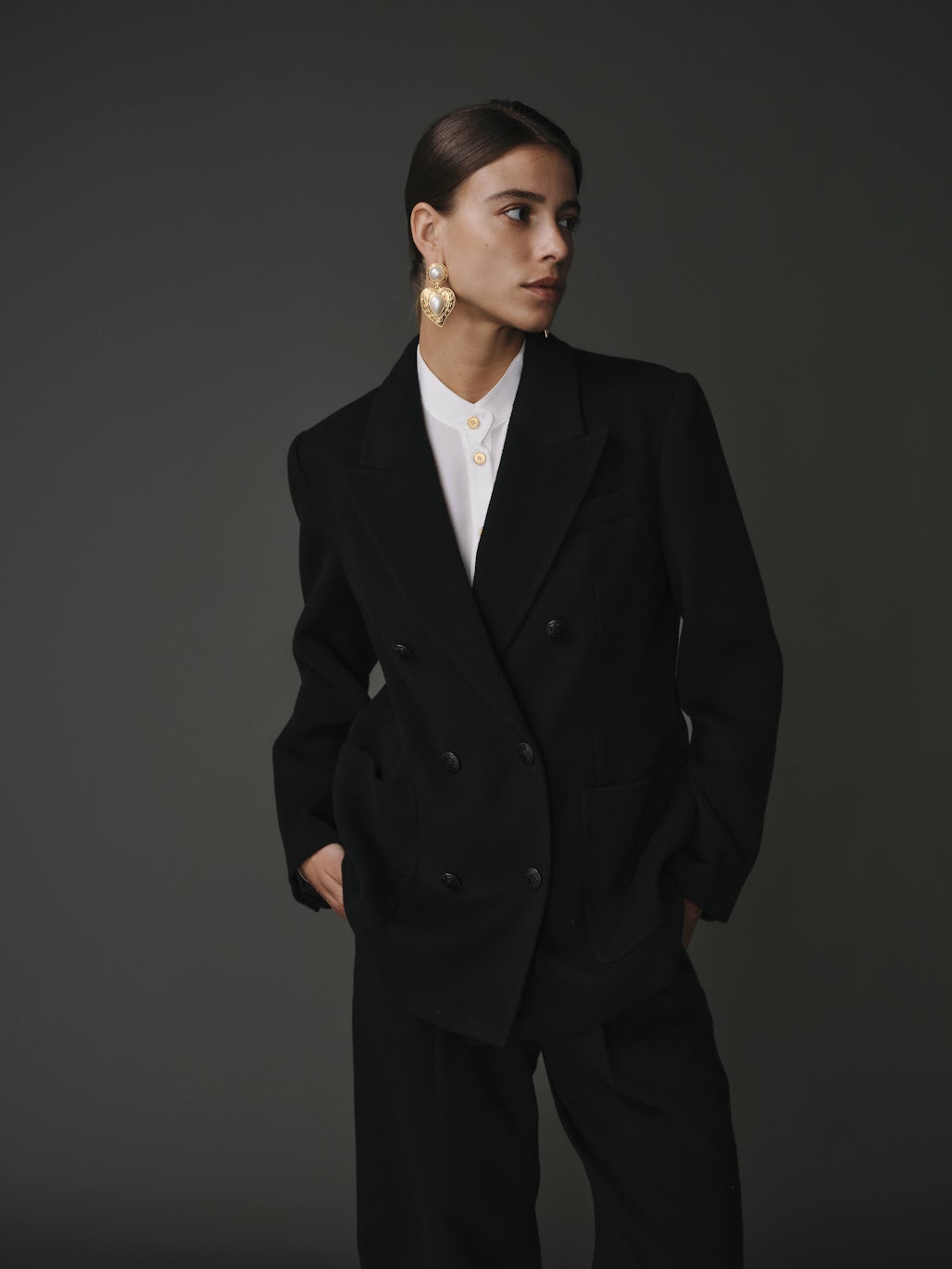 Blazer en laine noir coupe croisée, élégant et raffiné pour un look sophistiqué.