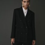 Blazer en laine noir coupe croisée, élégant et raffiné pour un look sophistiqué.