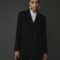 Blazer en laine noir coupe croisée, élégant et raffiné pour un look sophistiqué.