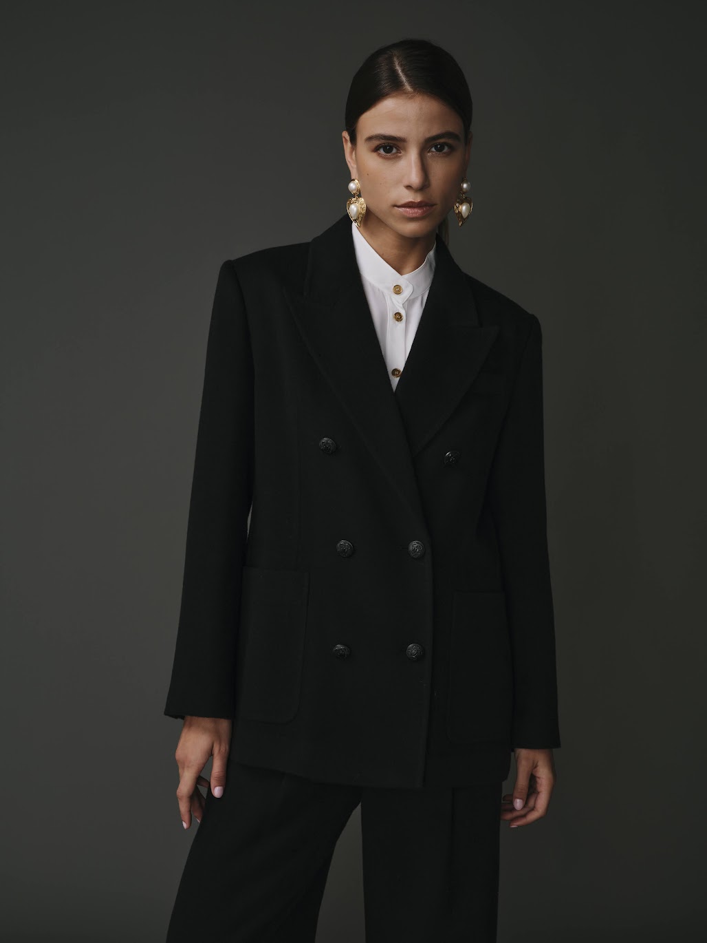 Blazer en laine noir coupe croisée, élégant et raffiné pour un look sophistiqué.