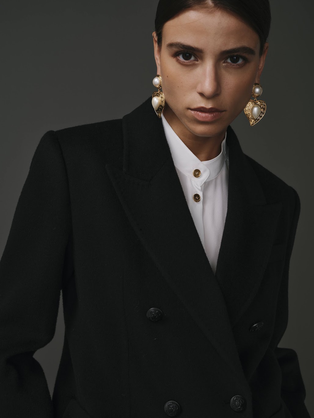 Blazer en laine noir coupe croisée, élégant et raffiné pour un look sophistiqué.