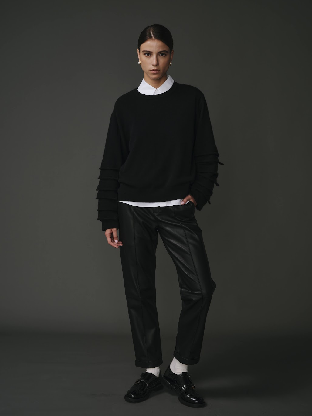 Pull en 100% cachemire noir pour femme, raffiné et confortable.