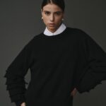 Pull en 100% cachemire noir pour femme, raffiné et confortable.