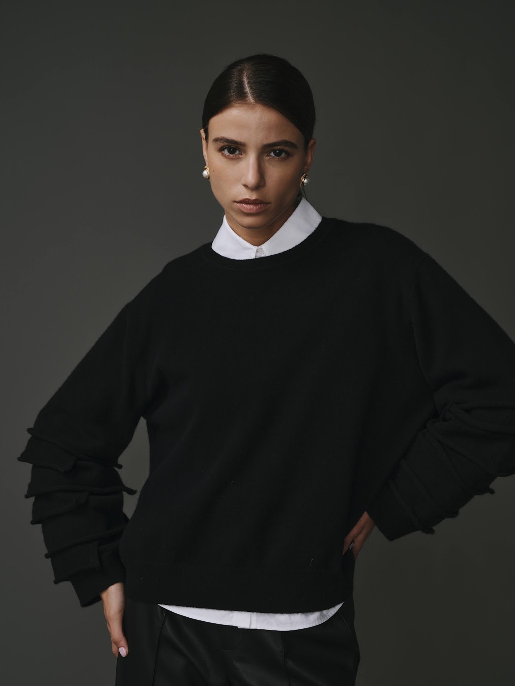 Pull en 100% cachemire noir pour femme, raffiné et confortable.