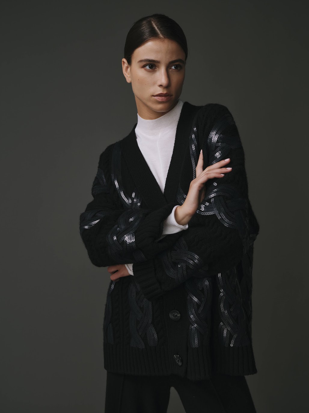 Cardigan tressé noir pour femme en 100% laine, avec un design texturé et élégant.