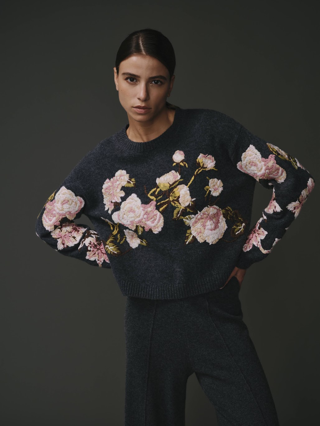Pull en laine motif fleur, élégant et confortable pour femme.