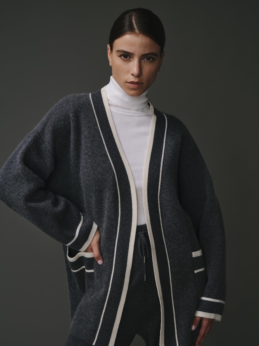 Cardigan gris pour femme, en mélange 50% cachemire et 50% laine, doux et élégant.