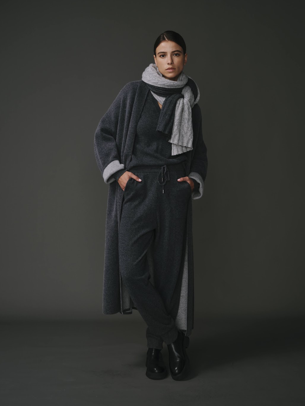 Pantalon en 100% cachemire gris foncé pour femme, élégant et confortable.