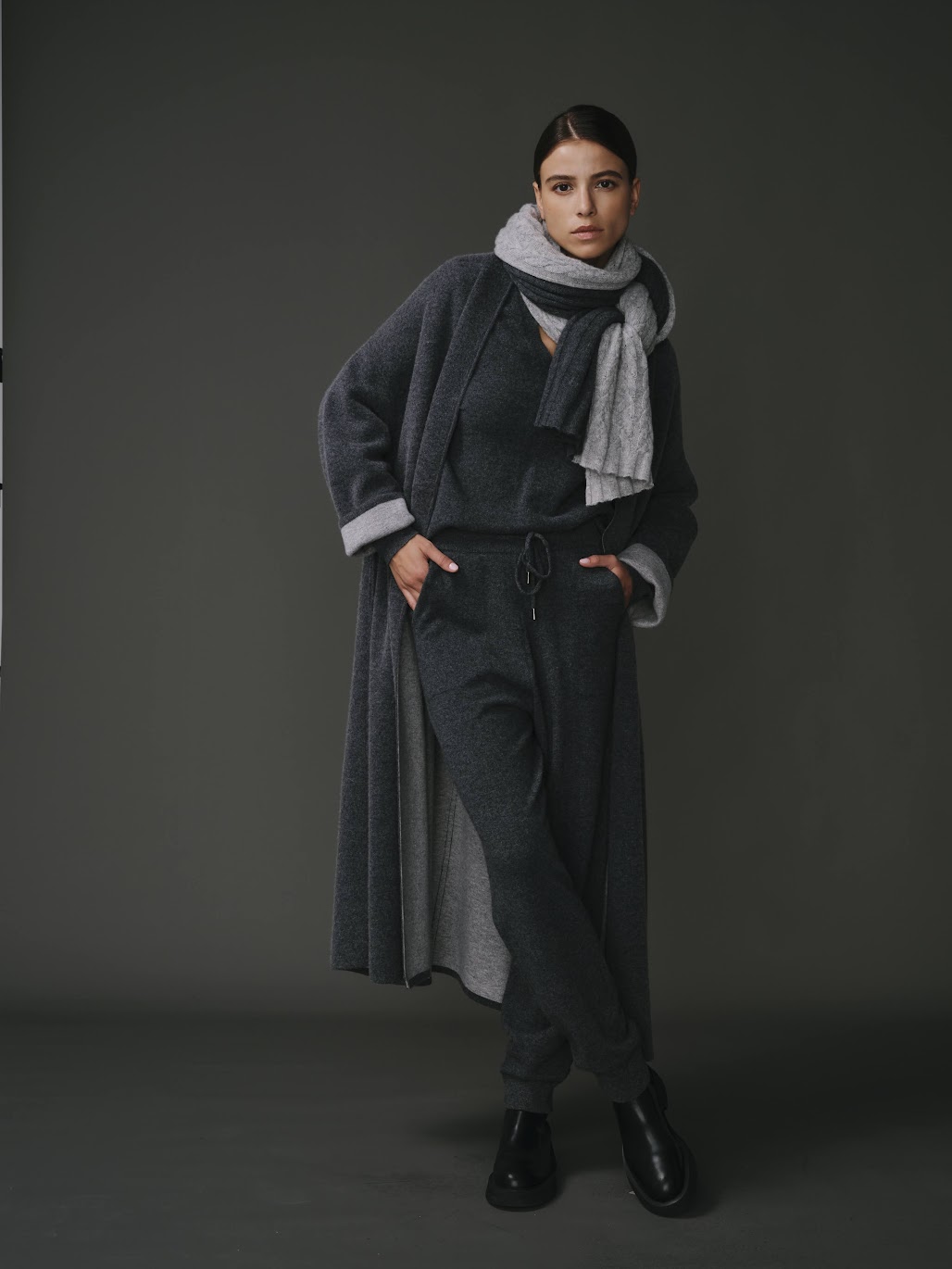 Cardigan long gris foncé pour femme, coupe moderne et élégante