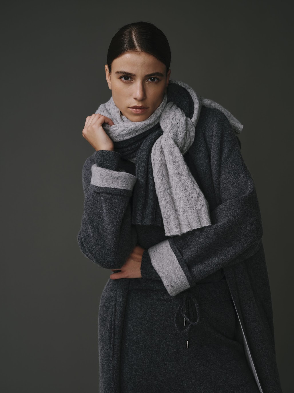 Cardigan long gris foncé pour femme, coupe moderne et élégante