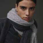 Écharpe en 100% cachemire gris clair pour femme, douce et élégante.