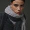 Écharpe en 100% cachemire gris clair pour femme, douce et élégante.