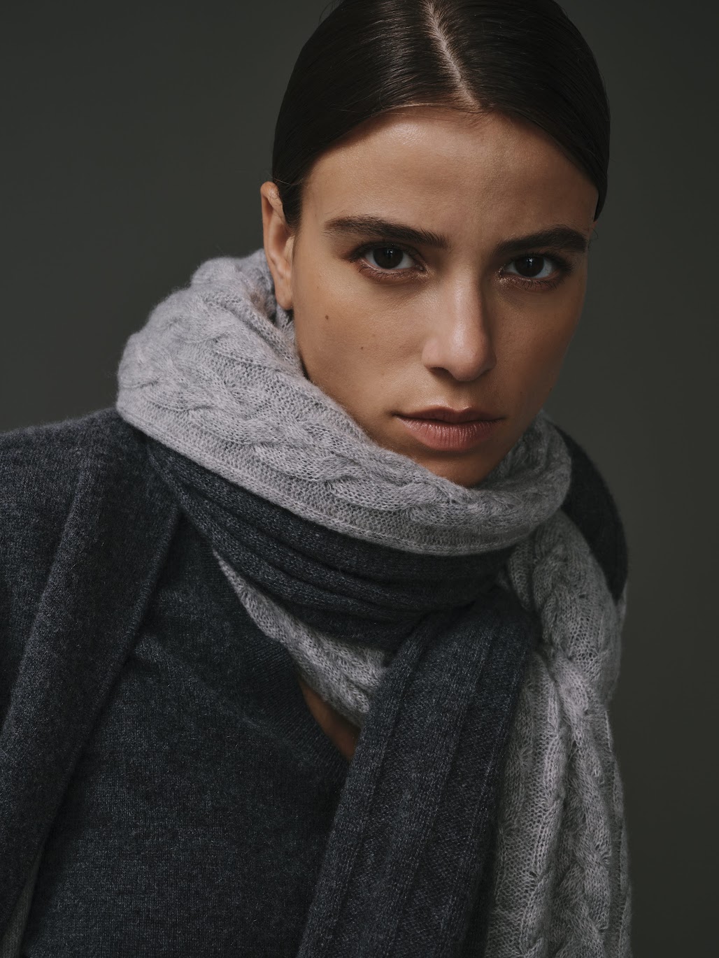 Écharpe en 100% cachemire gris clair pour femme, douce et élégante.