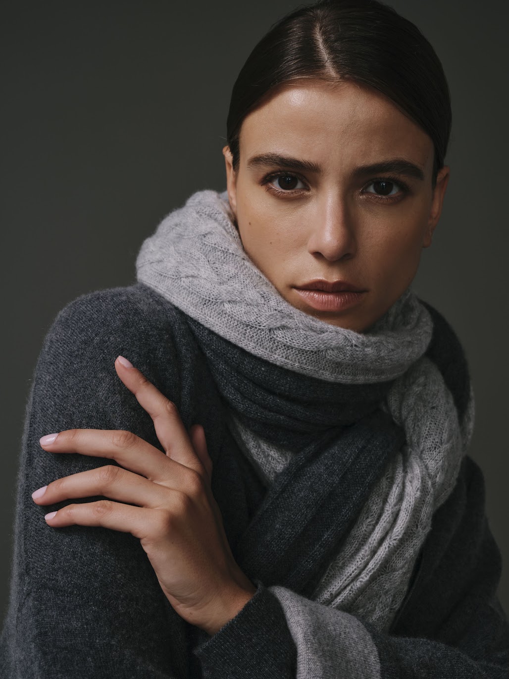 Écharpe en 100% cachemire gris clair pour femme, douce et élégante.