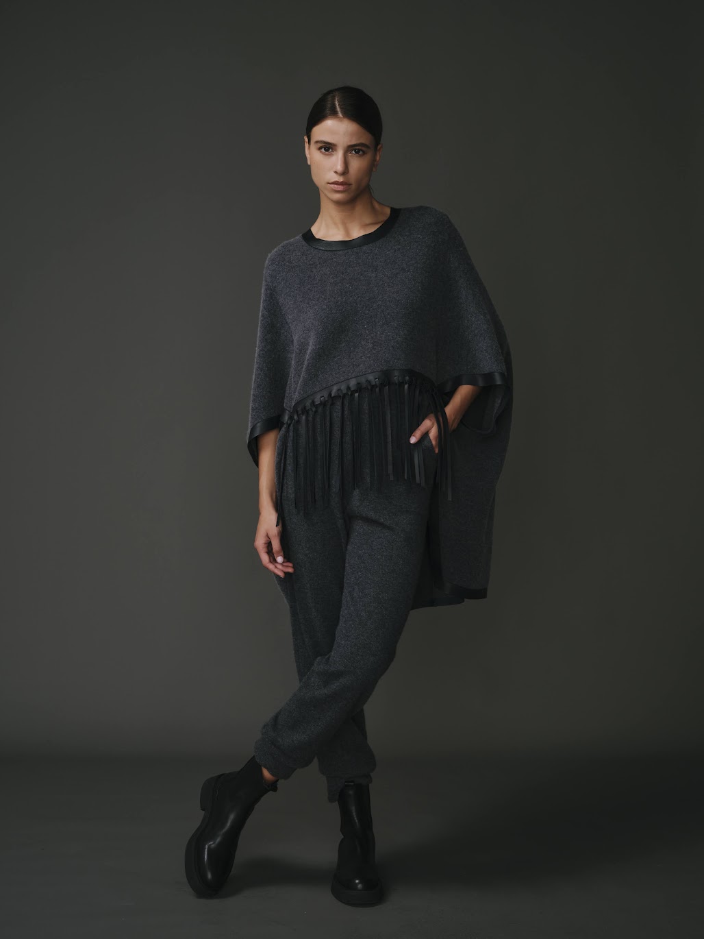 Poncho en laine et cachemire pour femme, élégant et confortable.
