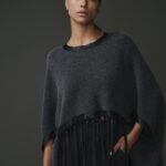 Poncho en laine et cachemire pour femme, élégant et confortable.