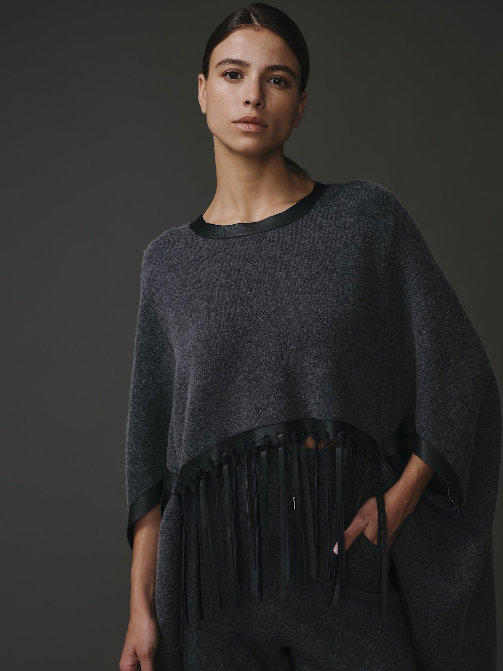Poncho en laine et cachemire pour femme, élégant et confortable.