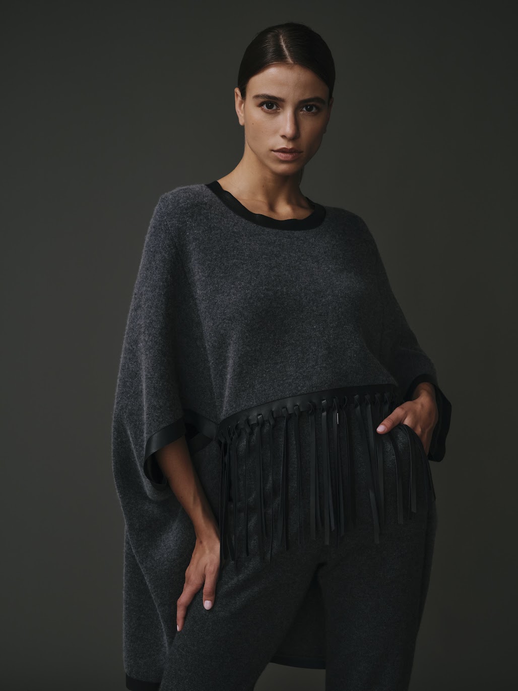 Poncho en laine et cachemire pour femme, élégant et confortable.