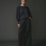 Pantalon noir pour femme, détails en strass, tissu 50% polyester et 50% laine, coupe sophistiquée