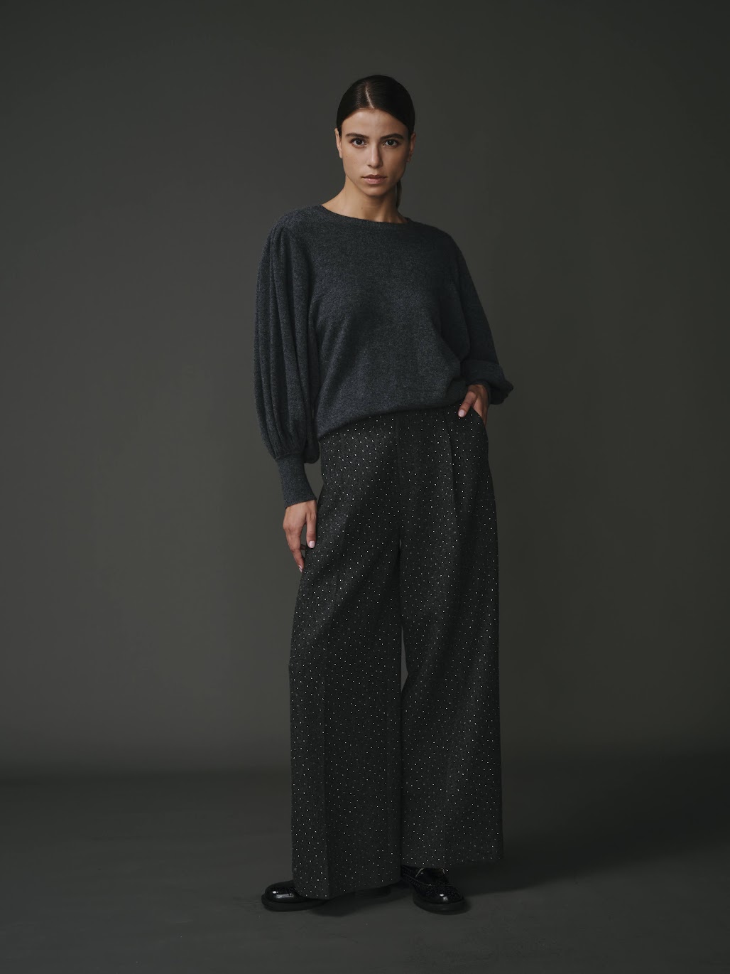 Pantalon noir pour femme, détails en strass, tissu 50% polyester et 50% laine, coupe sophistiquée
