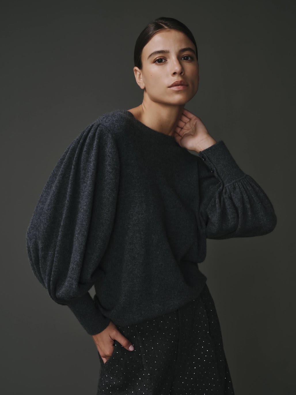Pull en 100% cachemire gris pour femme, élégant et confortable.