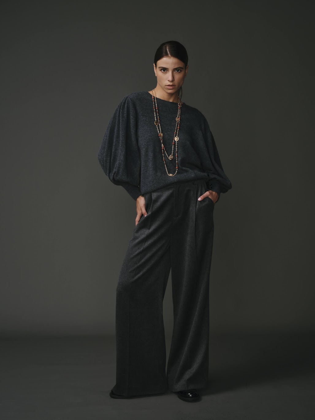 Pull en 100% cachemire gris pour femme, élégant et confortable.
