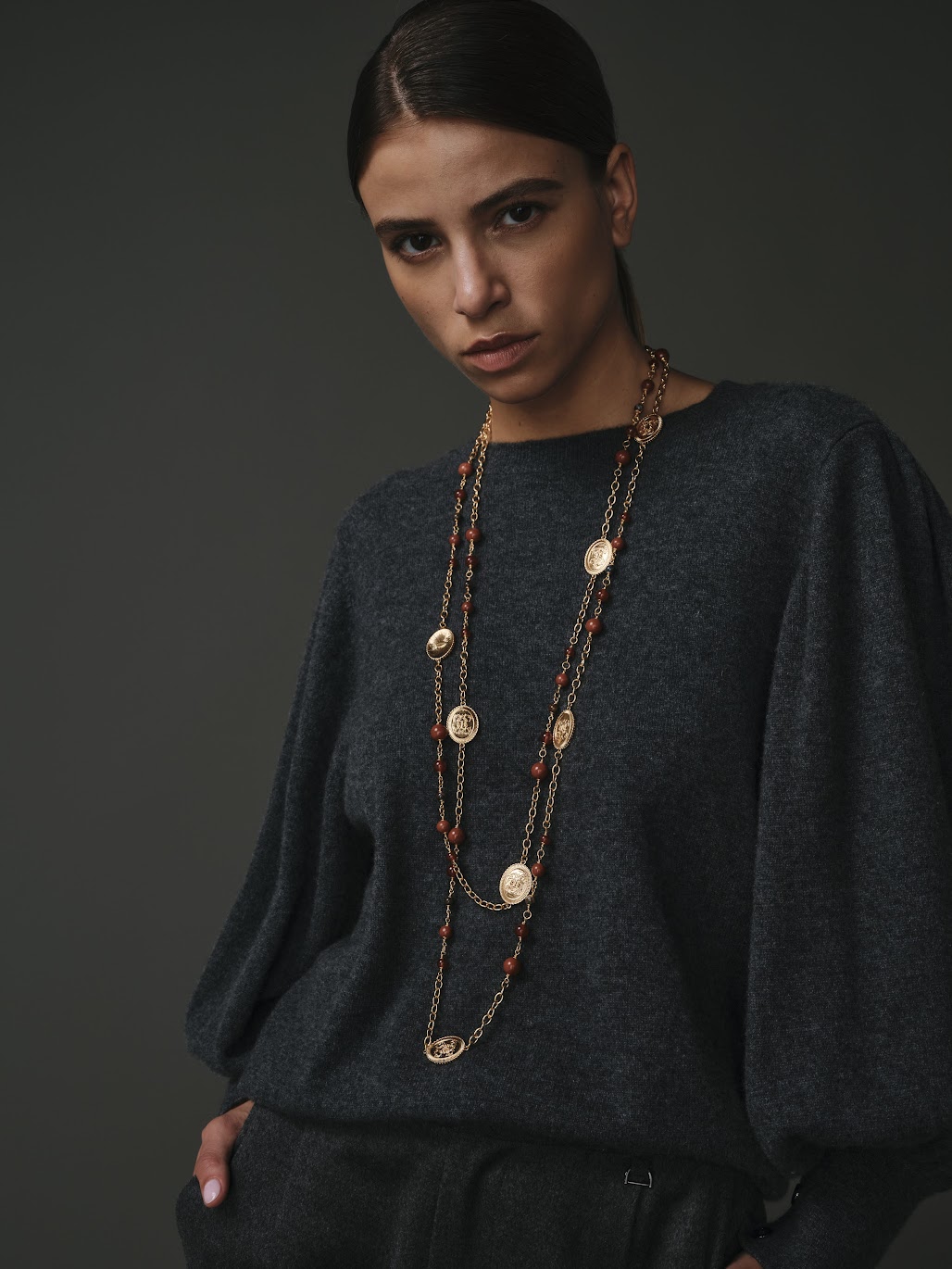 Pull en 100% cachemire gris pour femme, élégant et confortable.