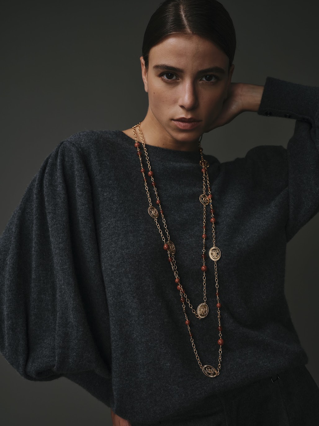 Pull en 100% cachemire gris pour femme, élégant et confortable.