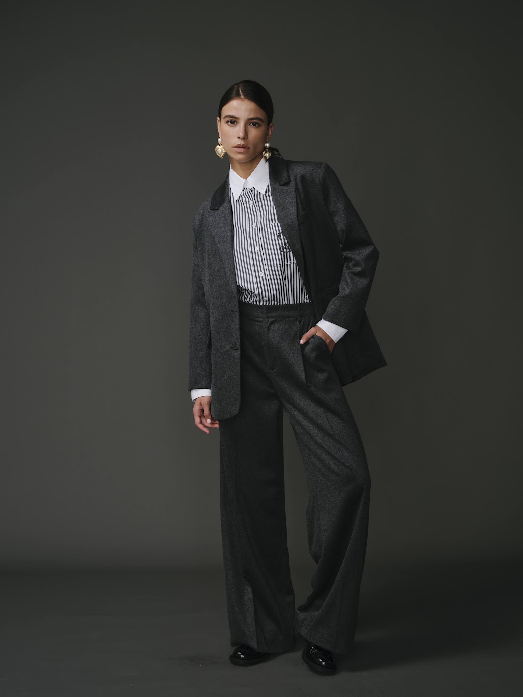 Blazer gris foncé en laine, cachemire et soie, élégant et confortable pour femme.