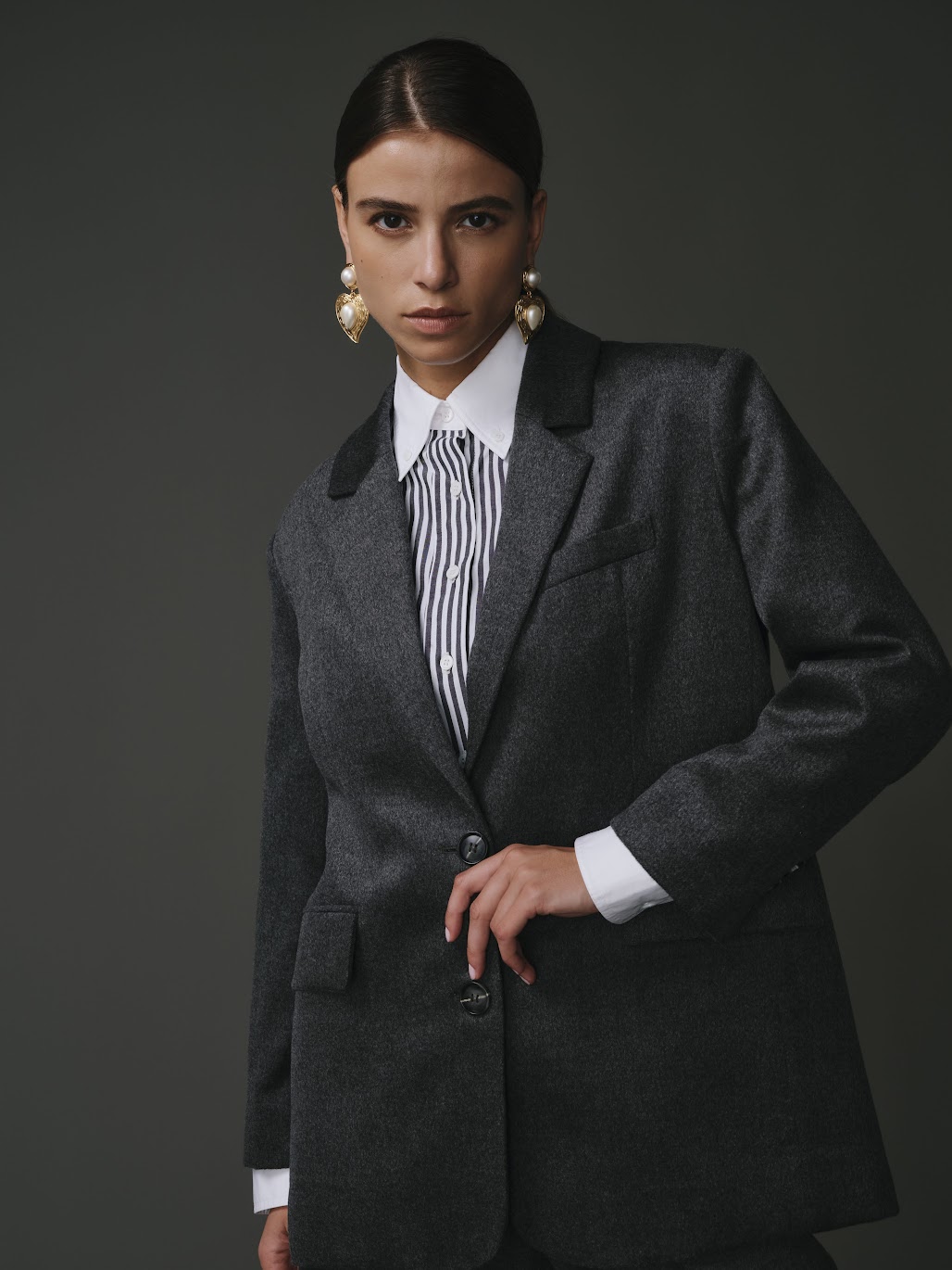 Blazer gris foncé en laine, cachemire et soie, élégant et confortable pour femme.
