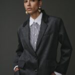Blazer gris foncé en laine, cachemire et soie, élégant et confortable pour femme.