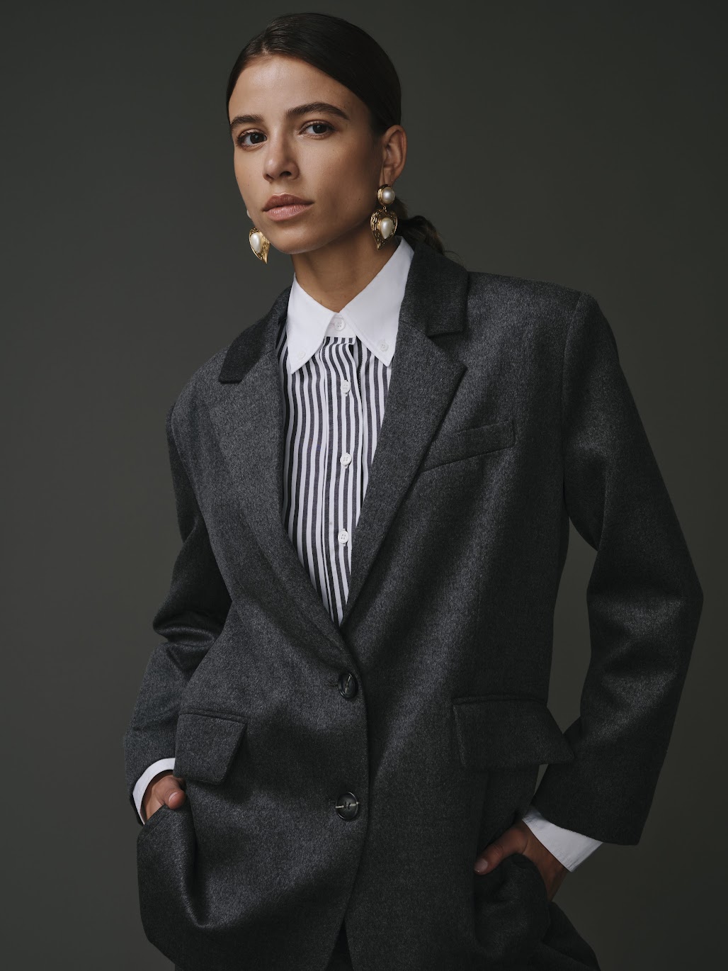 Blazer gris foncé en laine, cachemire et soie, élégant et confortable pour femme.
