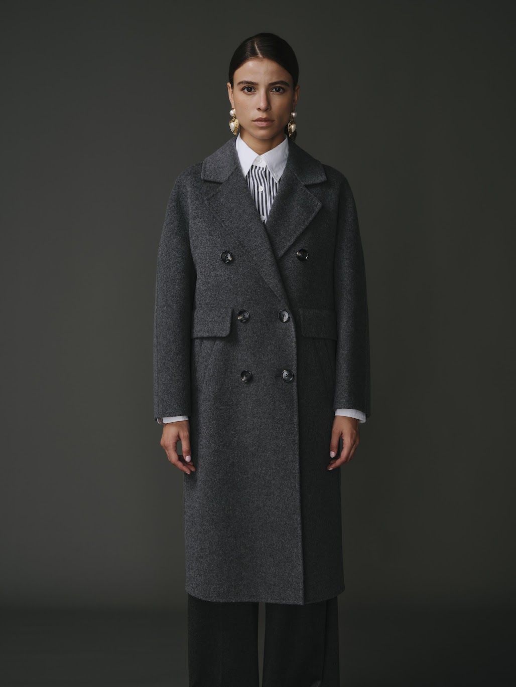 Manteau gris pour femme en 100% laine, élégant et chaud.