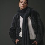 Écharpe 100% cachemire noir pour femme, douce et élégante.