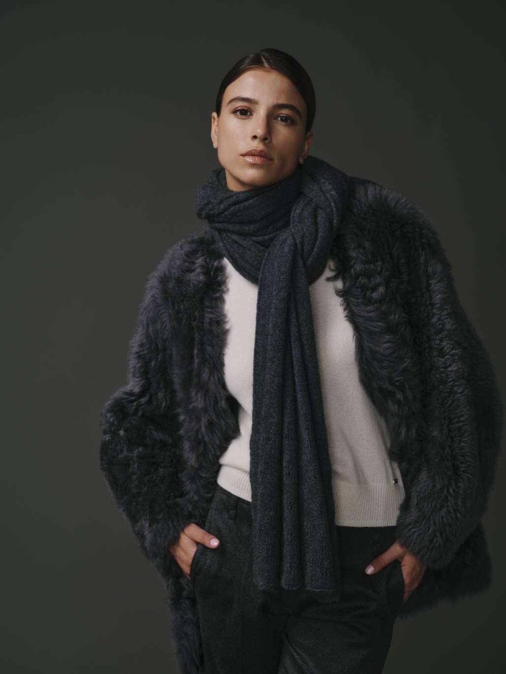 Écharpe 100% cachemire noir pour femme, douce et élégante.