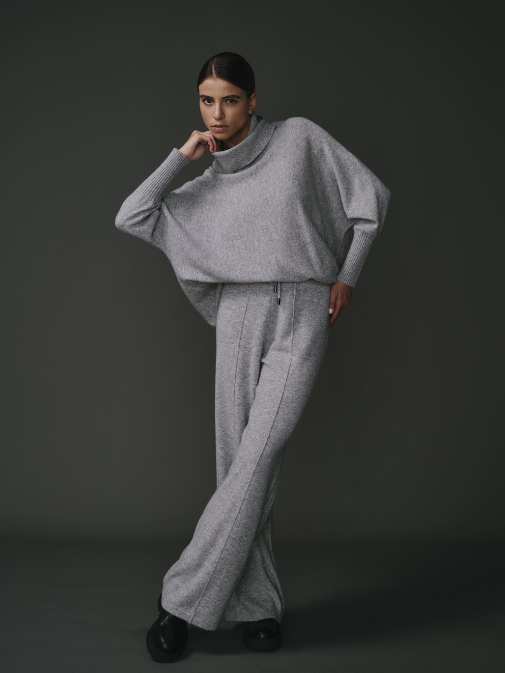 Col roulé en 100% laine gris clair pour femme, élégant et chaleureux.