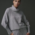 Col roulé en 100% laine gris clair pour femme, élégant et chaleureux.