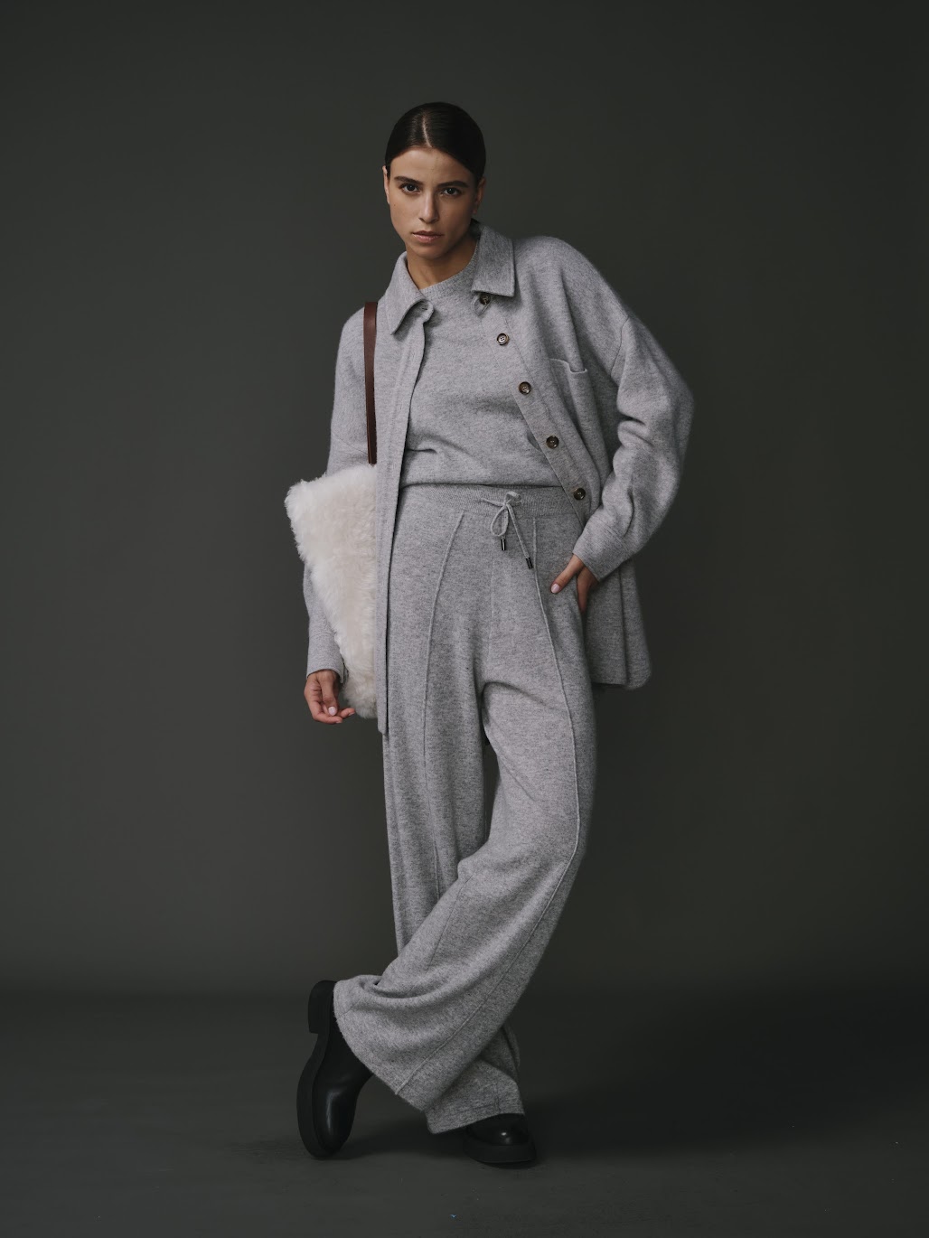 Veste grise pour femme en cachemire et laine, élégante et confortable.