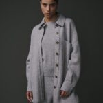 Veste grise pour femme en cachemire et laine, élégante et confortable.