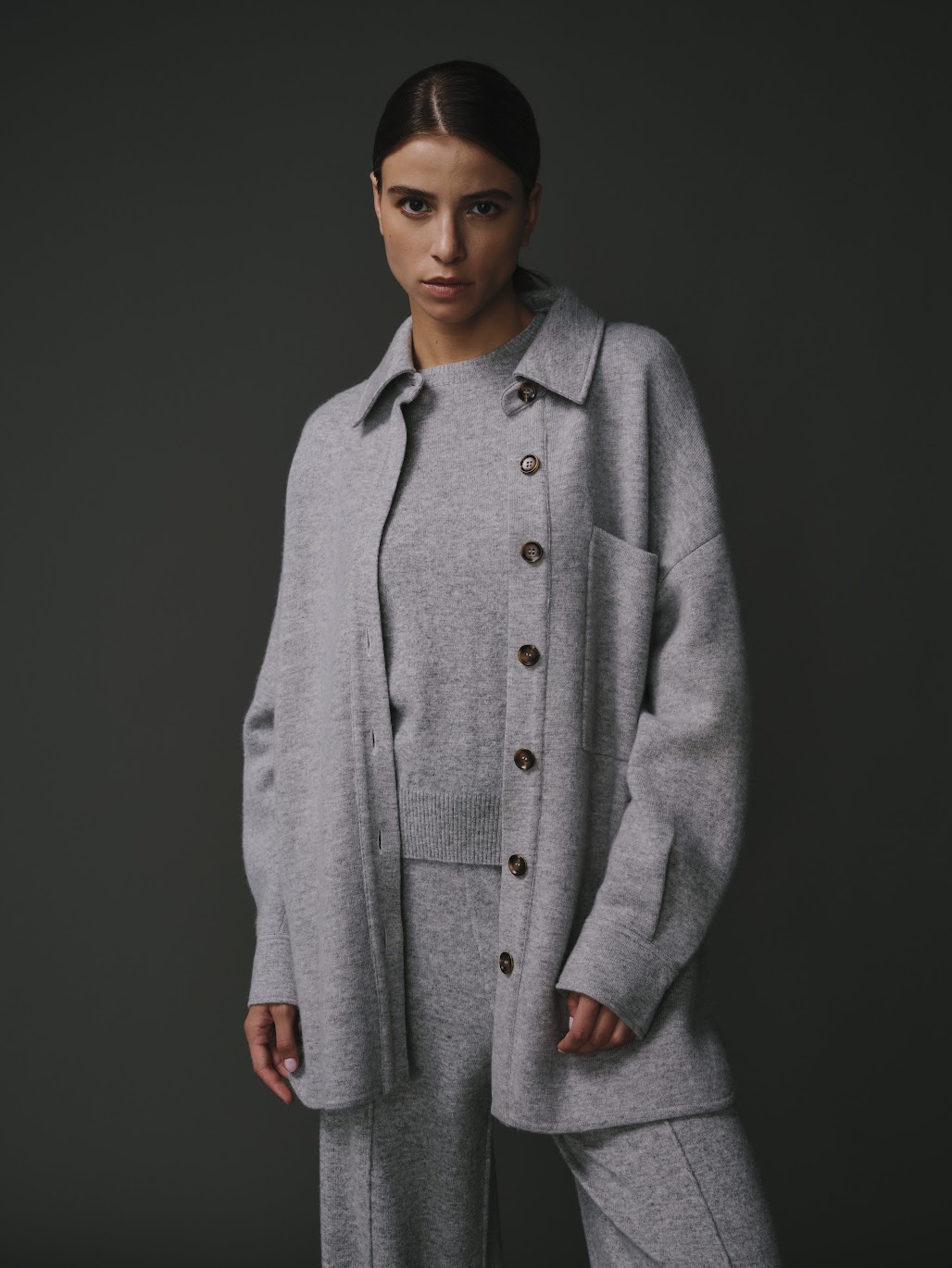 Veste grise pour femme en cachemire et laine, élégante et confortable.