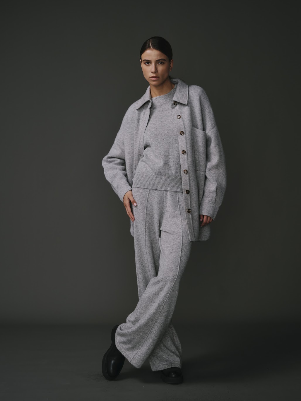 Veste grise pour femme en cachemire et laine, élégante et confortable.