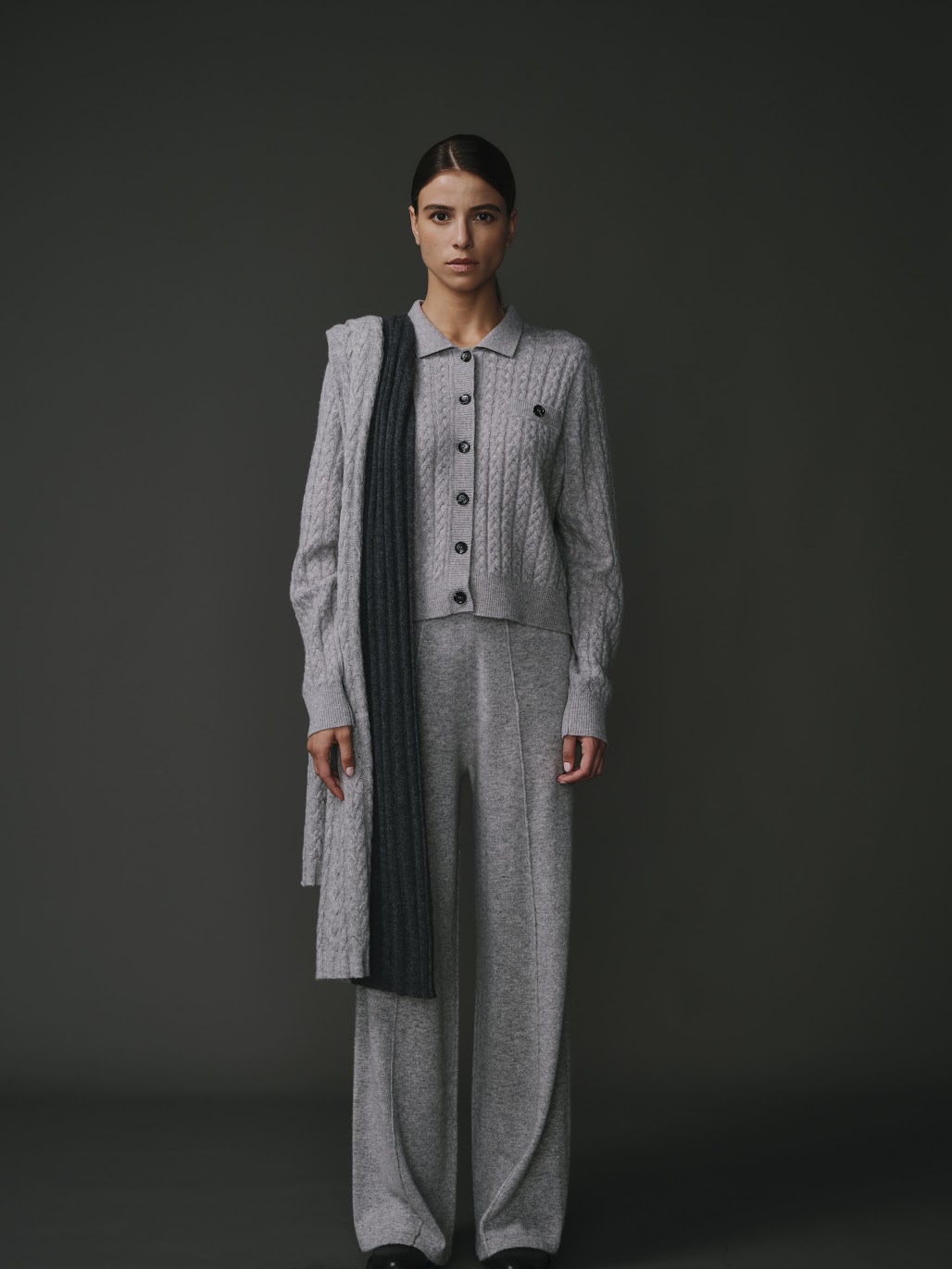 Cardigan gris clair pour femme, coupe classique et polyvalente.