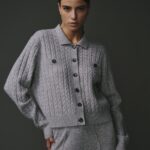 Cardigan gris clair pour femme, coupe classique et polyvalente.