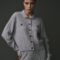 Cardigan gris clair pour femme, coupe classique et polyvalente.