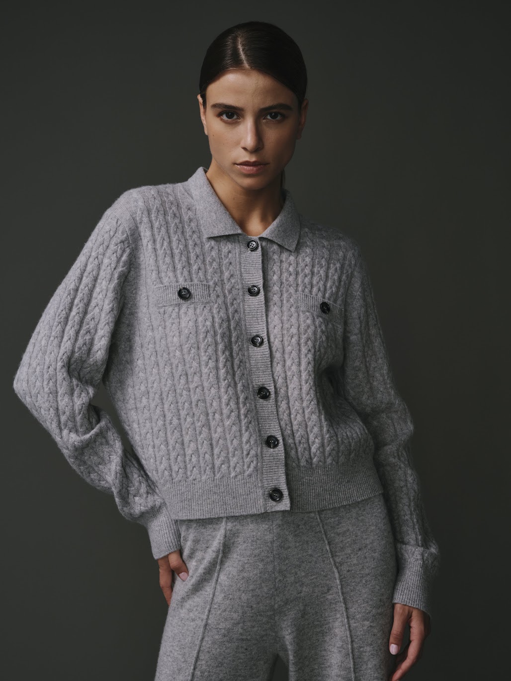 Cardigan gris clair pour femme, coupe classique et polyvalente.